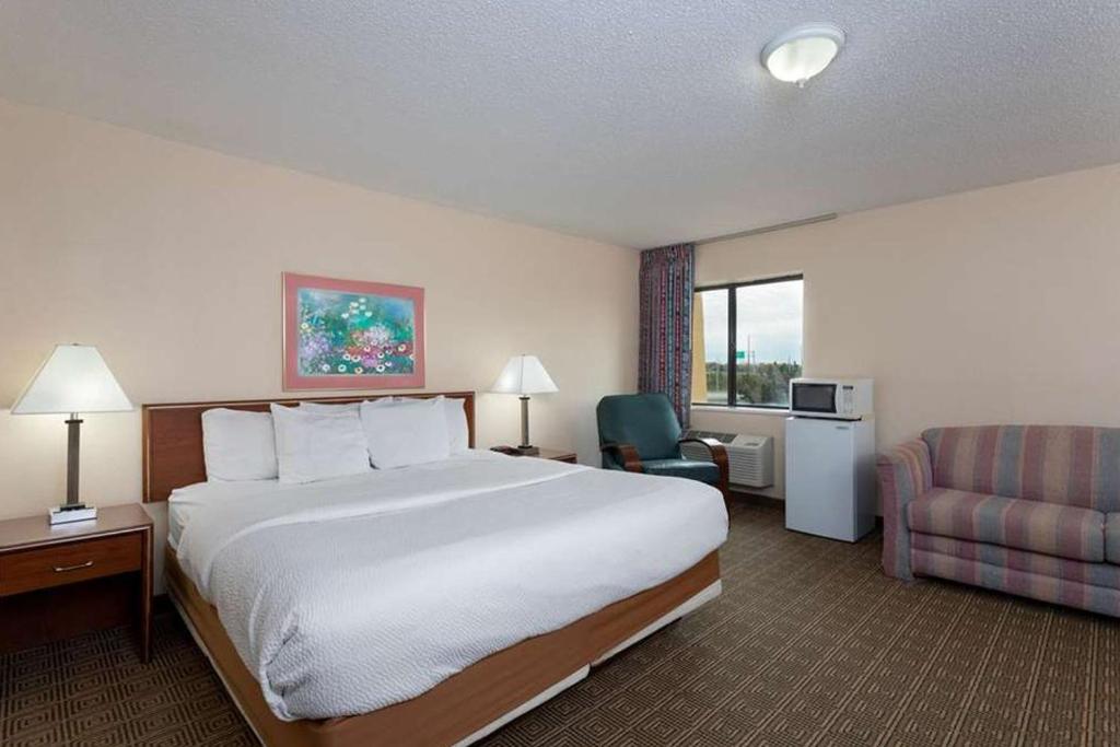 La Quinta Inn by Wyndham Indianapolis East-Post Drive Main image 2